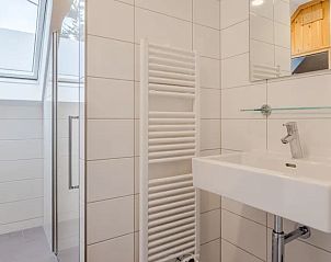 Badkamer met moderne voorzieningen in de Heideheuvel bungalow in Beekbergen, Veluwe.