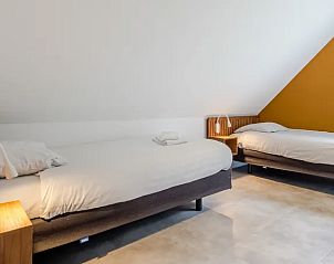 Ruime slaapkamer met eenpersoonsbedden in de Heideheuvel bungalow in Beekbergen, Veluwe.