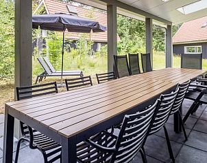 Overdekt terras met eetset in de Heideheuvel bungalow in Beekbergen, Veluwe.