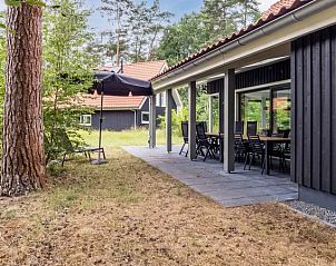 Buitenterras met ligstoelen in de Heideheuvel bungalow in Beekbergen, Veluwe.