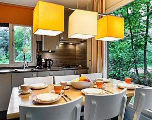 Moderne keuken met eethoek in Heideheuvel 6-persoons bungalow Beekbergen Veluwe