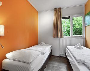 Ruime keuken met uitzicht op groen in Heideheuvel 6-persoons bungalow Beekbergen Veluwe