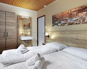 Comfortabele slaapkamer met bosprint in Heideheuvel 6-persoons bungalow Beekbergen Veluwe