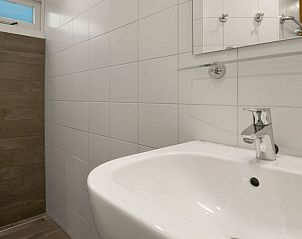 Moderne badkamer met douche in Heideheuvel 6-persoons bungalow Beekbergen Veluwe