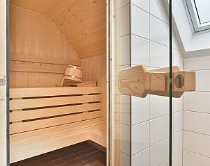 Gezellige woonkamer in Heideheuvel 10-persoons bungalow, Beekbergen, Veluwe, met moderne inrichting.