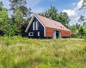 Comfortabele zithoek met open haard in Heideheuvel 10-persoons bungalow, Beekbergen, Veluwe.