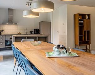 Eetkamer en keuken in Heideheuvel 10-persoons bungalow, Beekbergen, Veluwe, ideaal voor familiediners.