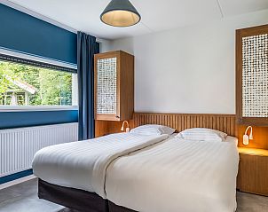 Moderne douche in Heideheuvel 10-persoons bungalow, Beekbergen, Veluwe, voor ultiem comfort.