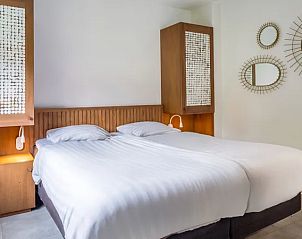 Gezellige slaapkamer met tweepersoonsbed in Heideheuvel 10-persoons bungalow, Beekbergen, Veluwe.