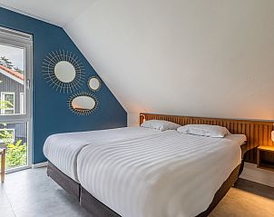 Dubbele wastafel en spiegel in badkamer van Heideheuvel 10-persoons bungalow, Beekbergen, Veluwe.