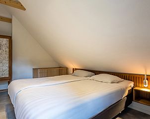 Knusse slaapkamer onder schuine wand in Heideheuvel 10-persoons bungalow, Beekbergen, Veluwe.