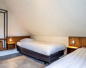 Sauna en badkamer in Heideheuvel 10-persoons bungalow, Beekbergen, Veluwe, voor wellness.