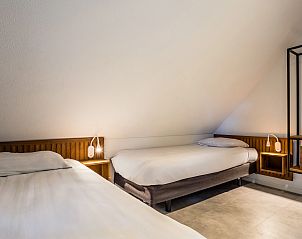 Badkamer met wastafel en handdoekradiator in Heideheuvel 10-persoons bungalow, Beekbergen, Veluwe.