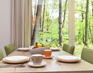 Gezellige eettafel in Heideheuvel 4-persoons bungalow 4B, Beekbergen, omgeven door de Veluwe.