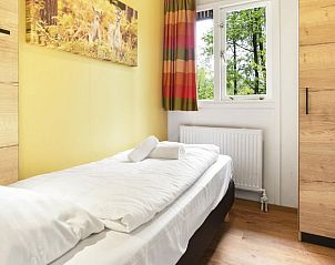 Slaapkamer met enkel bed in Heideheuvel 4-persoons bungalow 4B, Beekbergen, Veluwe.