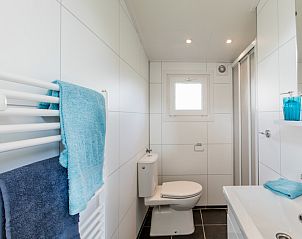 Modernes Badezimmer im Ferienhaus Rialto fr 6 Personen in Beekbergen, Veluwe, mit stilvoller Einrichtung und frischen Handtchern.