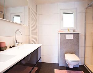Modernes Badezimmer im Leijhoeve 6 Personen Wellness-Ferienhaus, Beekbergen, Veluwe. Luxuriser Wellnessbereich mit gerumiger Dusche und elegantem Interieur.