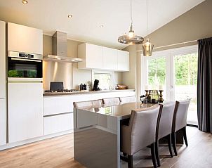 Moderne Kche in Leijhoeve 6 Personen Wellness, ein Ferienhaus in Beekbergen, Veluwe. Luxurises Interieur mit Blick auf die Natur durch groe Fenster.