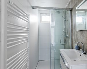 Modernes Badezimmer in Lodge 4 Personen, Ferienhaus in Beekbergen in der Veluwe, Gelderland, mit gerumiger Dusche und stilvoller Einrichtung.