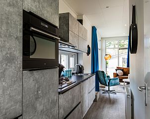 Moderne Kche und Wohnzimmer in Lodge fr 4 Personen, Ferienhaus in Beekbergen, Veluwe, Gelderland, mit stilvoller Einrichtung und natrlichem Lichteinfall.