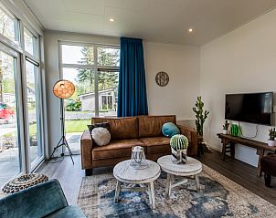Gemtliches Wohnzimmer der Lodge fr 4 Personen in Beekbergen, Veluwe. Komfortables Ferienhaus in Gelderland mit moderner Einrichtung und viel Tageslicht.