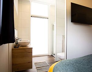 Modernes Badezimmer in Beekhoeve 4 Personen Wellness, ein Ferienhaus in Beekbergen, Veluwe, Gelderland, mit stilvoller Einrichtung und viel Licht.