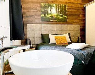 Gemtliches Schlafzimmer von Beekhoeve 4 Personen Wellness in Beekbergen, Veluwe, mit luxuriser Einrichtung und natrlichen Akzenten fr optimale Entspannung.