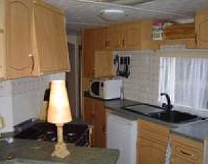 Keuken in Stacaravan op de Veluwe, Harskamp, Gelderland met moderne voorzieningen en gezellige sfeer.