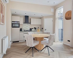 Moderne keuken en eetruimte in vakantiehuis Veldzicht, Ede, Veluwe. Comfortabele inrichting voor een ontspannen verblijf in Gelderland.