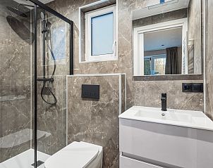 Moderne badkamer in vakantiehuis Veldzicht, Ede, Veluwe. Luxe douche en wastafel in stijlvol interieur.
