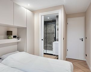 Slaapkamer van vakantiehuis Veldzicht in Ede, Veluwe, Gelderland met moderne badkamer en comfortabel interieur.