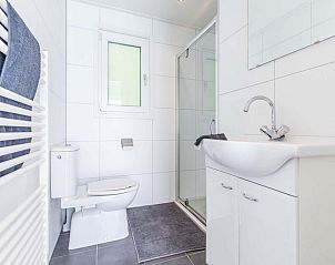 Moderne badkamer in Parel 5 personen Wellness vakantiehuis met hottub in Ede, Veluwe, Gelderland, biedt comfort en luxe voor een ontspannen verblijf.