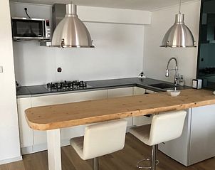 Pad naar de voordeur van Huisje in Ede, Veluwe, Gelderland omgeven door groen.