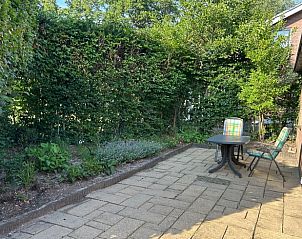 Zonnig terras bij Huisje in Ede, vakantiehuis te midden van natuur in Gelderland.