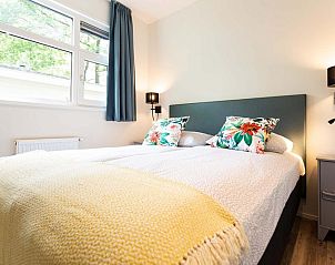 Sfeervolle tweede slaapkamer van Module Special 4 personen Wellness in Ede, Veluwe, met grote ramen en moderne inrichting.