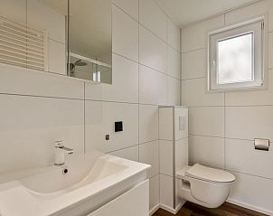 Stilvolles Badezimmer mit Waschbecken und Toilette in Modul Wood 5 Personen Ferienhaus in Ede Veluwe.