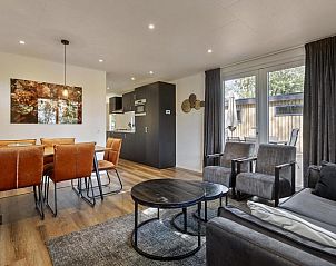 Gemtliches Wohnzimmer im Modul Wood 5 Personen Ferienhaus in Ede Veluwe mit Esstisch und Sitzecke.