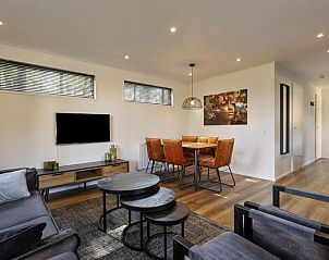 Ess- und Sitzecke im modern eingerichteten Modulholz-Ferienhaus fr 5 Personen in Ede Veluwe.