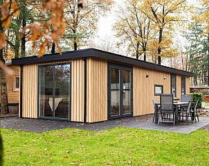 Module Wood 4 personen vakantiehuis in Ede, Veluwe met moderne houten buitenkant en terras in natuurrijke omgeving.