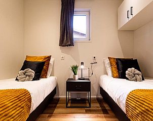 Tweede slaapkamer in Module Wood 4 personen vakantiehuis in Ede, Veluwe met twee eenpersoonsbedden en modern interieur.