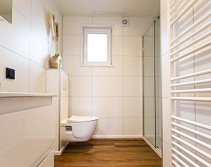 Stijlvolle badkamer in Module Wood 4 personen vakantiehuis in Ede, Veluwe met douche en moderne voorzieningen.