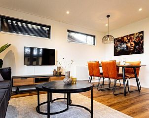 Eetgedeelte in Module Wood 4 personen vakantiehuis in Ede, Veluwe met stijlvolle eettafel en decoratief interieur.