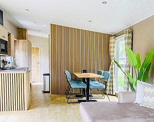 Eetruimte in Nova 4 personen vakantiehuis in Ede, Veluwe, Gelderland met uitzicht op de natuur.