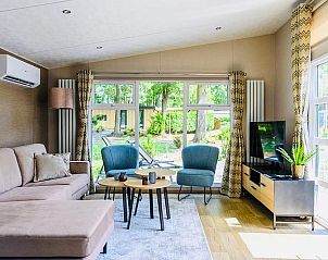 Gezellige woonkamer in Nova 4 personen vakantiehuis in Ede, Veluwe, Gelderland met tuinzicht.