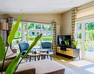 Lichte woonkamer met grote ramen in Nova 4 personen vakantiehuis in Ede, Veluwe, Gelderland.