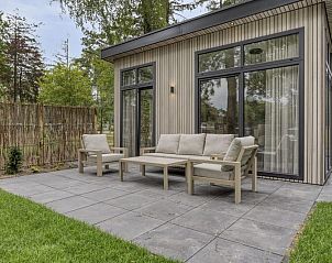 Zonnig terras bij Heidehof 5 personen vakantiehuis, Ede, Veluwe, perfect voor ontspannen momenten.