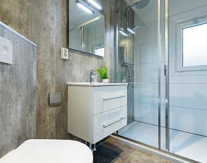 Stijlvolle badkamer met douche in Module Special 6 personen, Ede Veluwe.