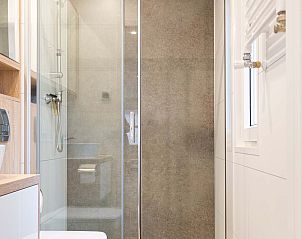 Moderne badkamer in Module Flatroof, vakantiehuis in Ede, Veluwe, Gelderland met douche en toilet.