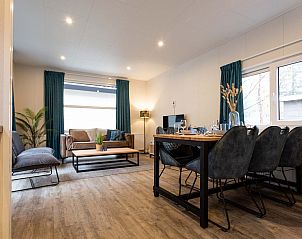 Woonkamer in Module Flatroof vakantiehuis, Ede, Veluwe, Gelderland met zithoek en eettafel.