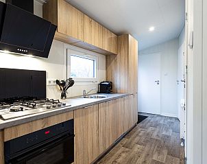 Stijlvolle keuken in Luna vakantiewoning, Ede, Veluwe, met houten kasten en apparatuur.